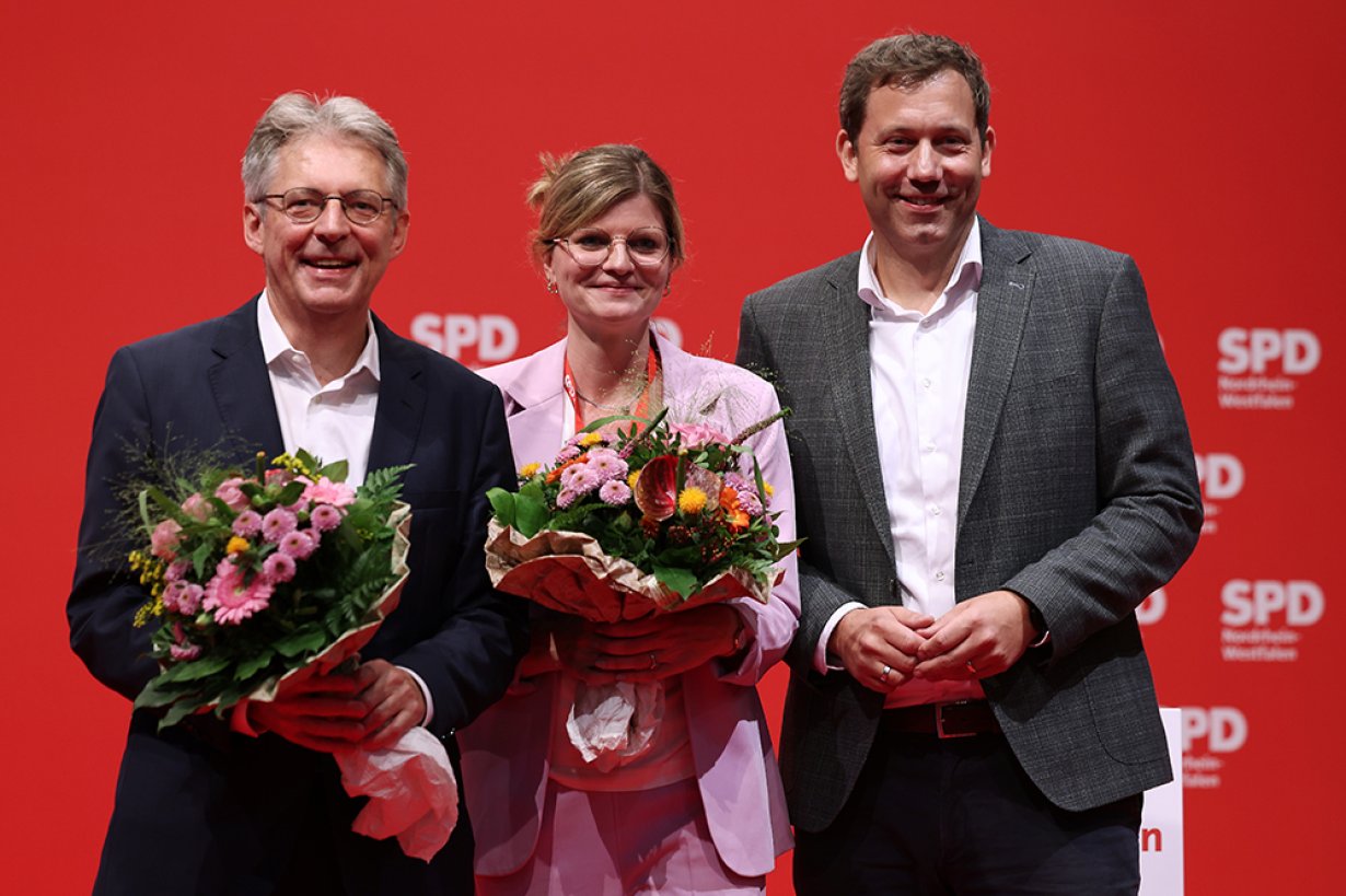 Führen künftig die NRWSPD als Doppelspitze: Achim Post und Sarah Philipp (mit dem SPD-Vorsitzenden Lars Klingbeil auf dem Parteitag in Münster)