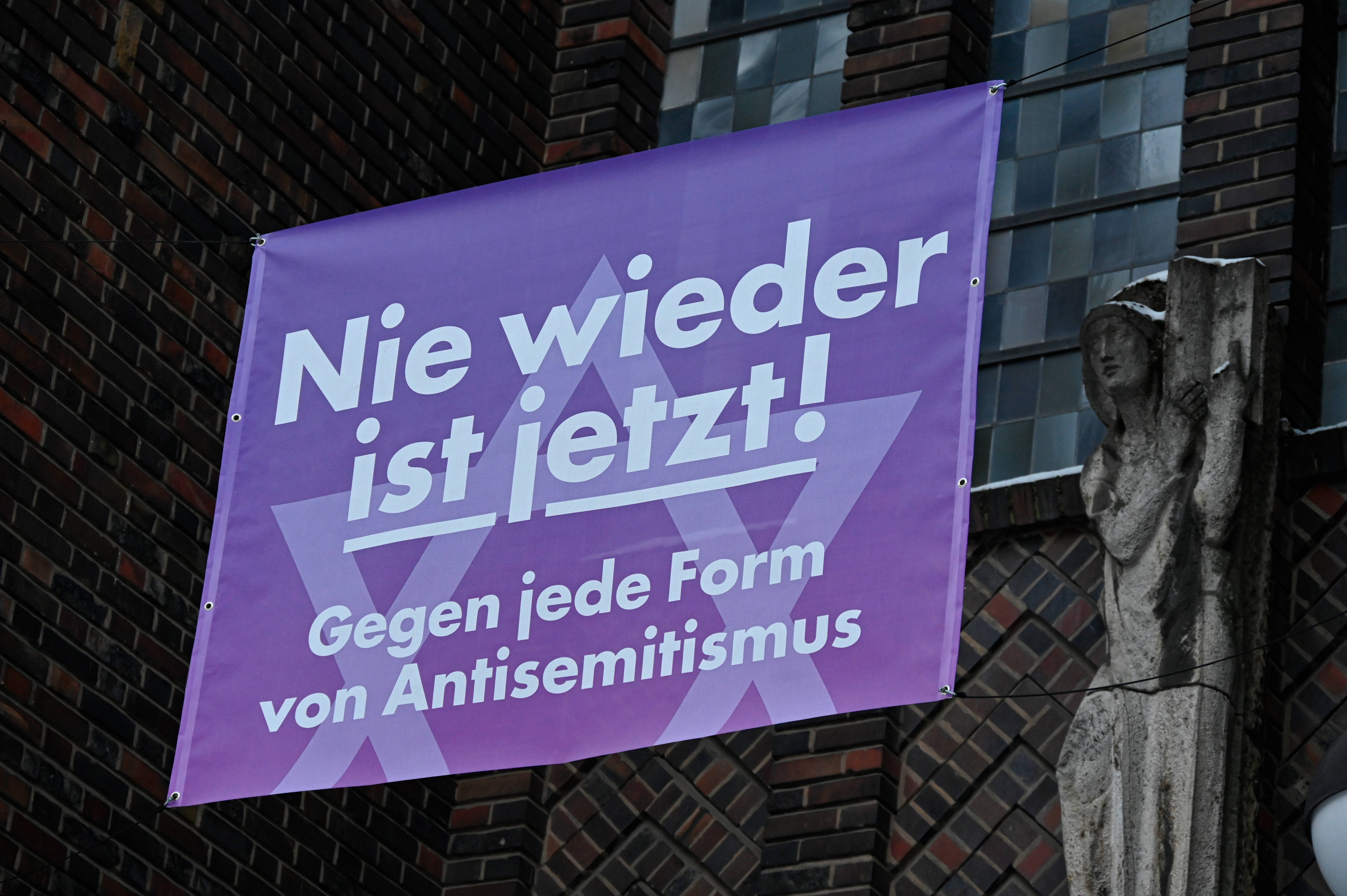Klares Zeichen gegen Antisemitismus: Banner an der katholischen St. Bonifatiuskirche in Frankfurt-Sachsenhausen vom 20. Januar 2024