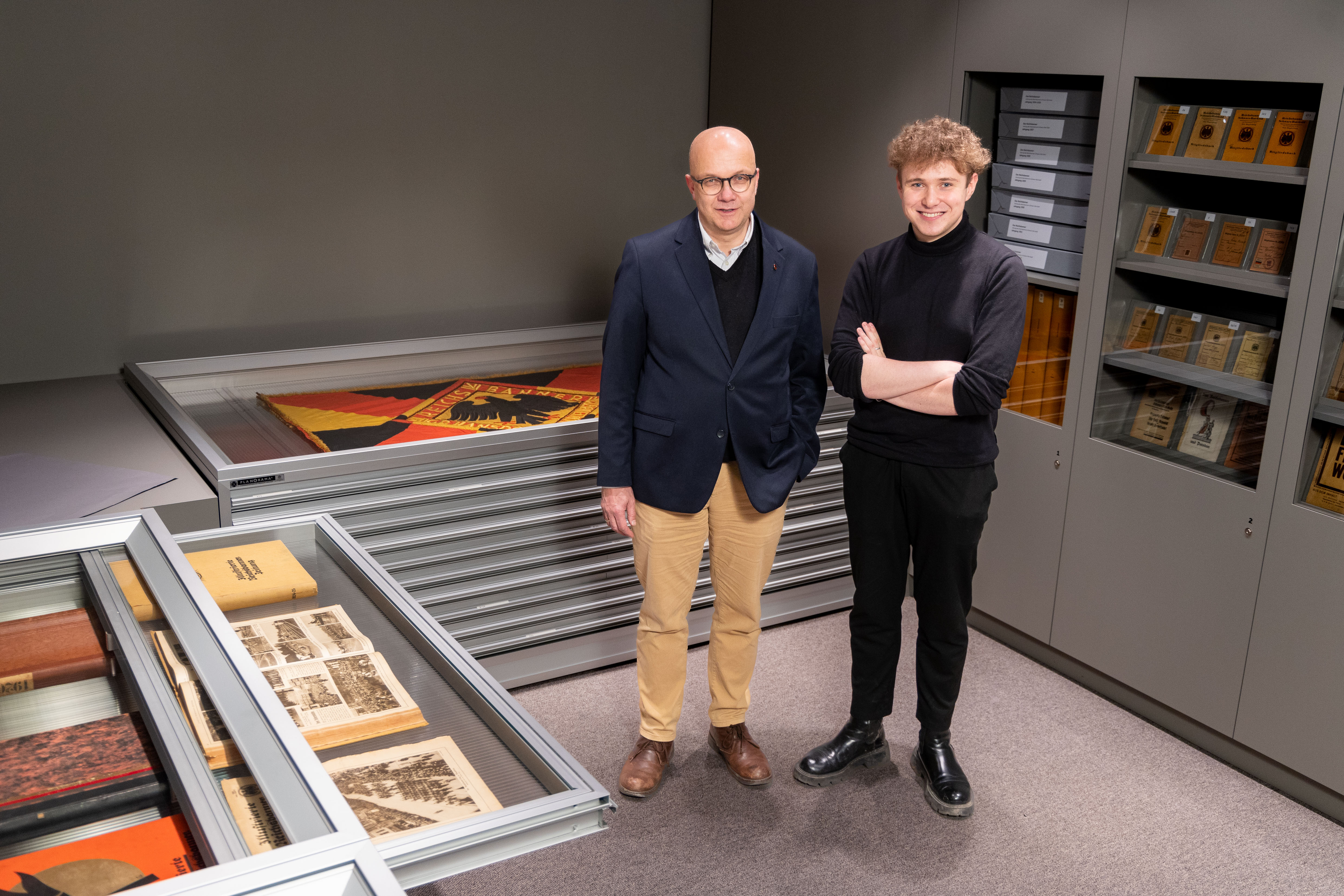 Fritz Felgentreu und Julian Bondarenko im Schaudepot des Reichsbanner Schwarz-Rot-Gold in Berlin