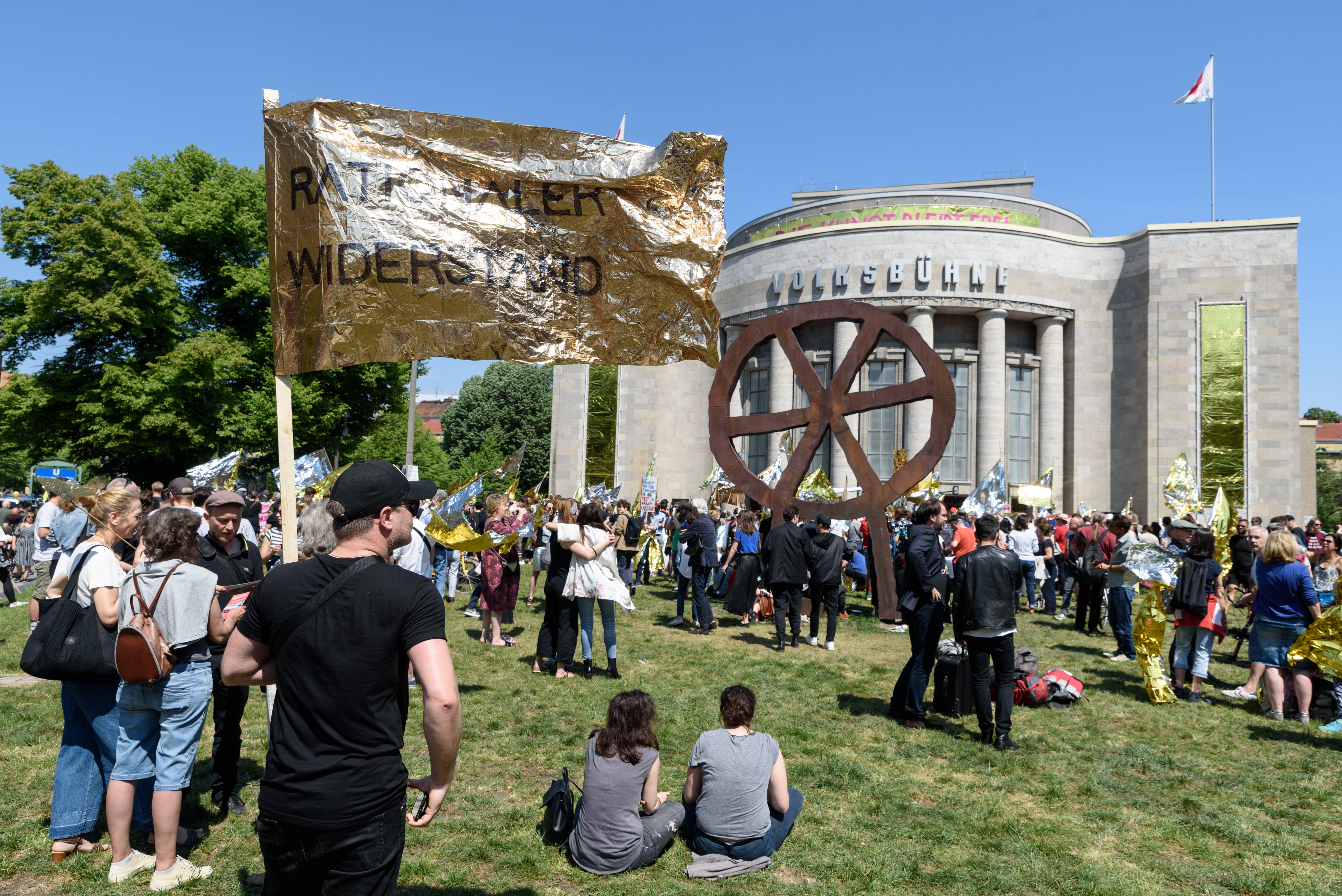 Gelingt eine Mobilisierung wie 2019? Demonstration von „Die Vielen“ vor der „Volksbühne“ in Berlin