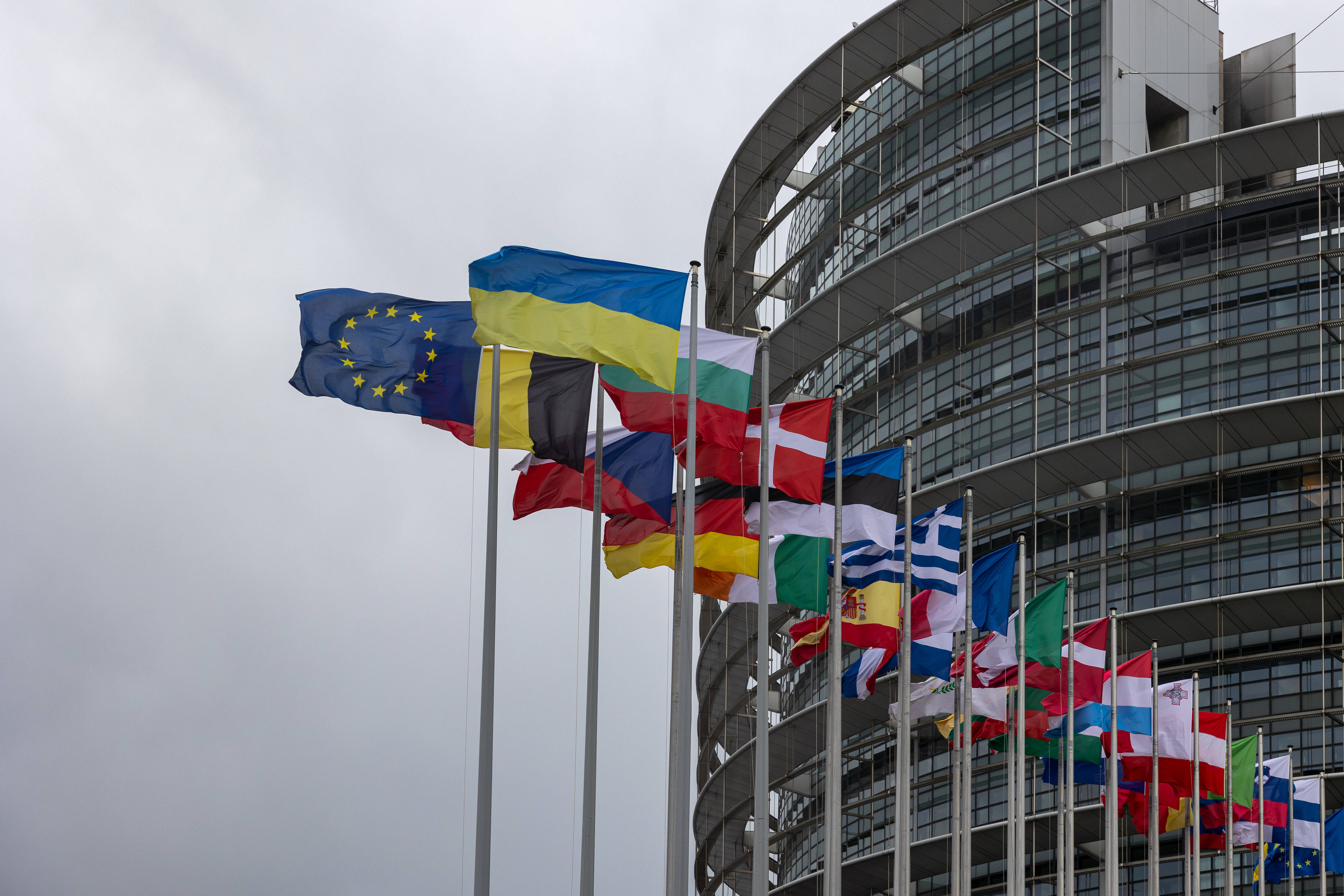 Vor dem EU-Parlament in Straßburg weht sie bereits, die Fahne der Ukraine: Wann der angestrebte EU-Beitritt Wirklichkeit wird, ist noch unklar.