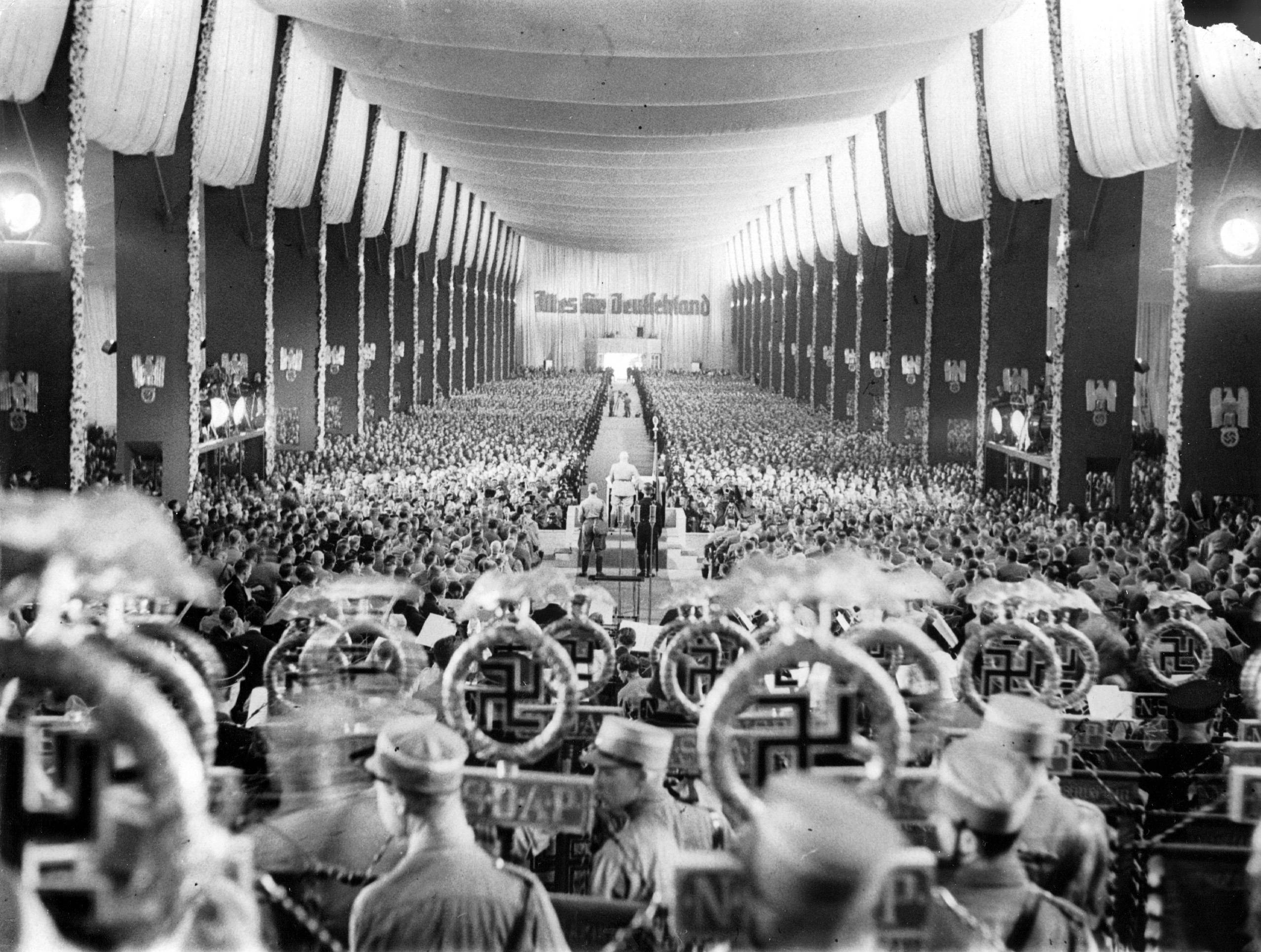 Alles für Deutschland: Die Parole der SA auf dem Reichsparteitag der NSDAP 1934 in Nürnberg