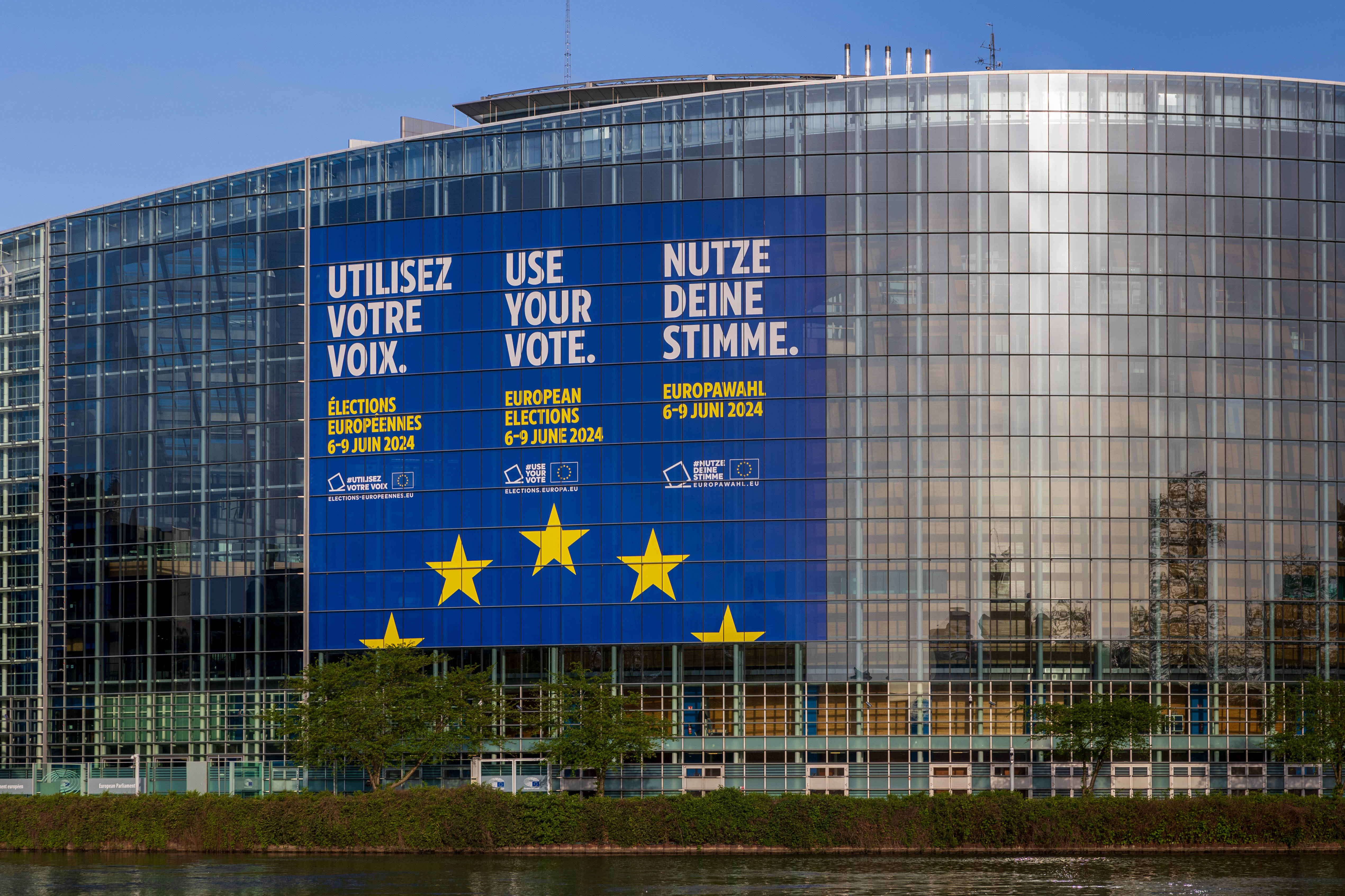 Das EU-Parlament in Straßburg, der zweite Sitz des Parlamentes neben Brüssel: Für die Europawahl 2024 wurde ein überdimensionales mehrsprachiges Plakat angeberacht, mit dem Aufruf zur Stimmabgabe.
