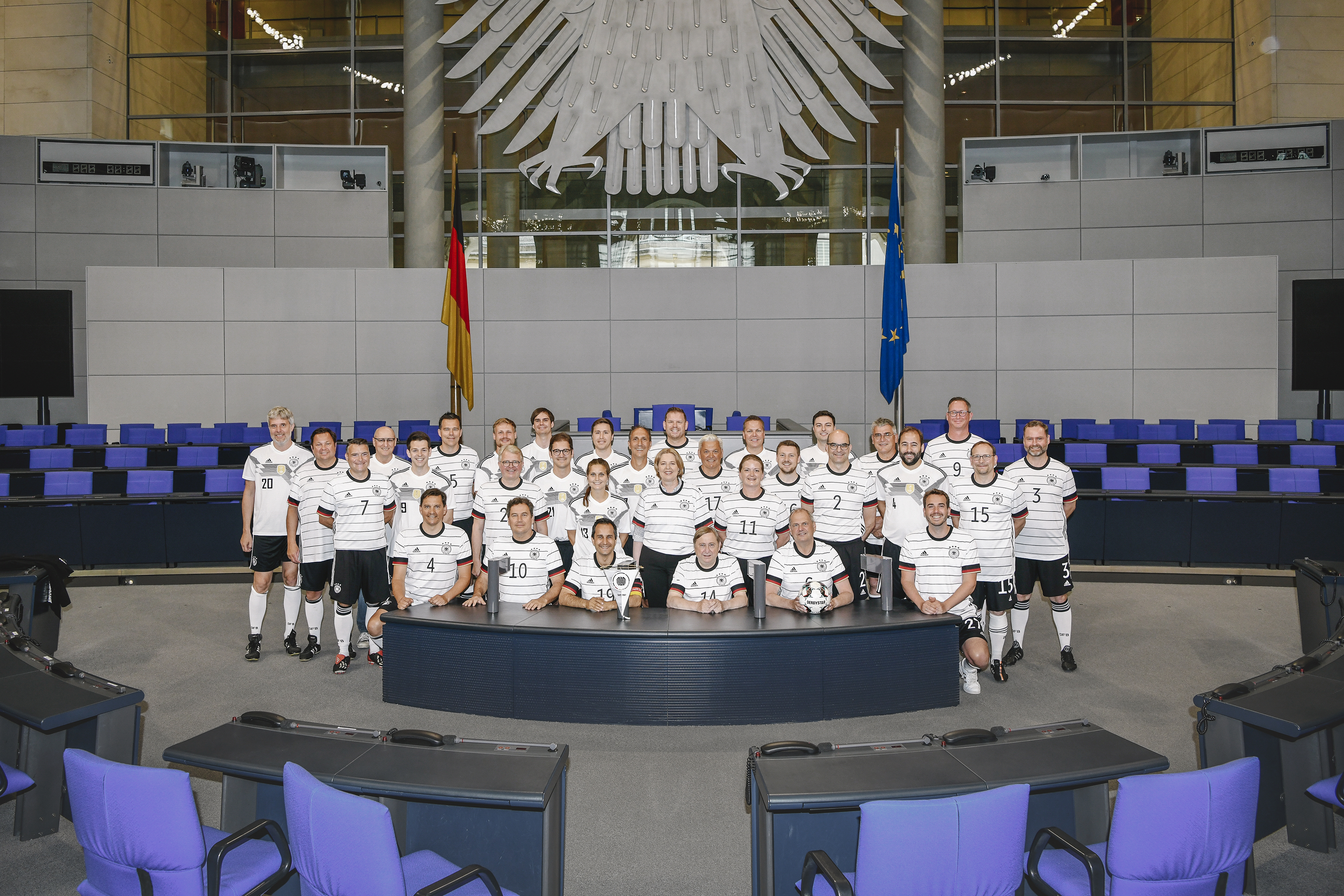 Wollen den Titel bei der Parlamentarier-EM: die Mannschaft des FC Bundestag mit Bundestagspräsidentin Bärbel Bas (m.)