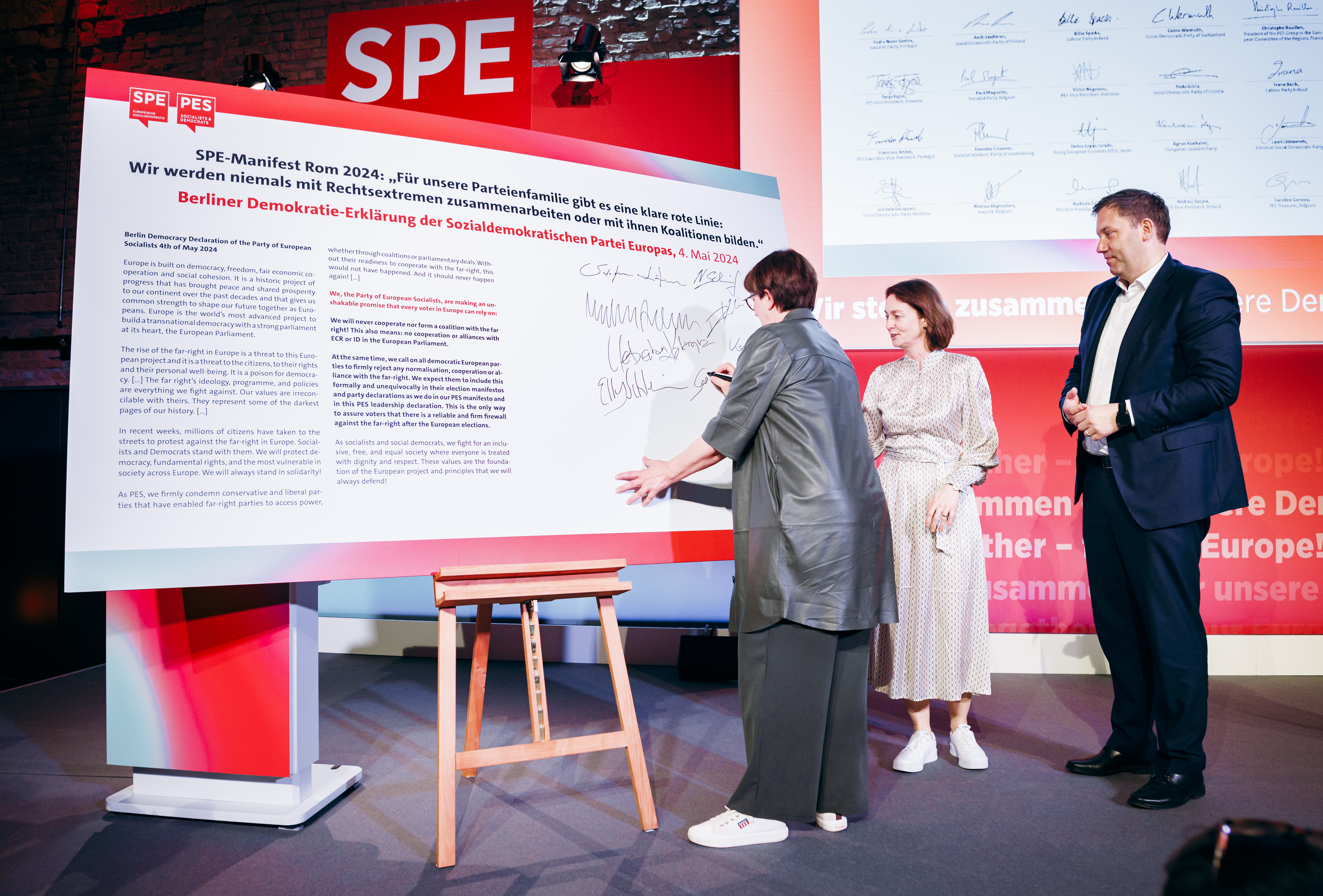 Klares Bekenntnis gegen jede Zusammenarbeit mit der extremen Rechten: Saskia Esken unterzeichnet für die SPD die „Berliner Demokratie-Erklärung der SPE“.
