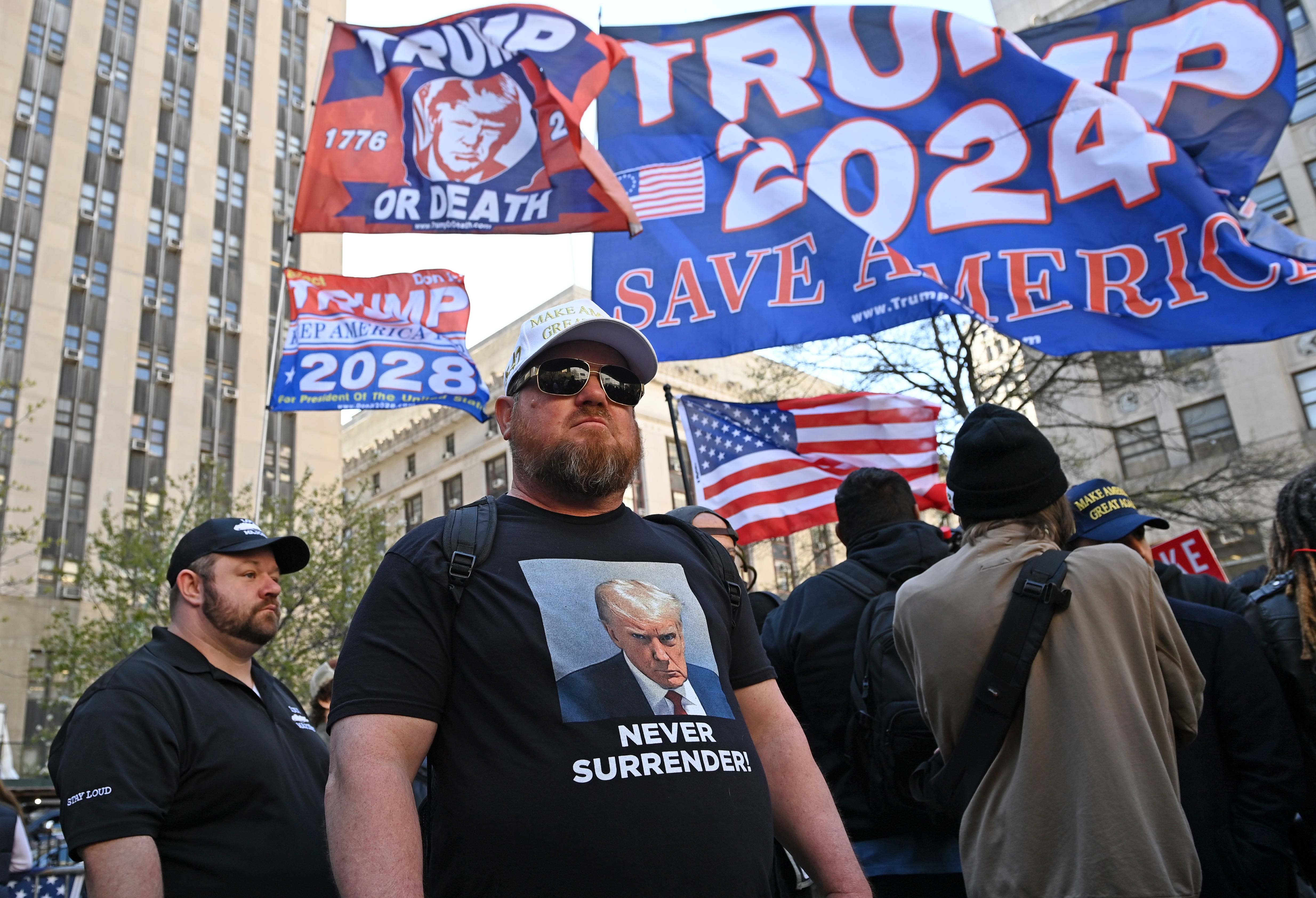 Wenn „Verrückte Blinde führen“ – Fanatische Unterstützer von Donald Trump demonstrieren am 15. April 2024 in New York ihre Unterstützung für den vor dem Kriminalgericht angeklagten früheren US-Präsidenten.
