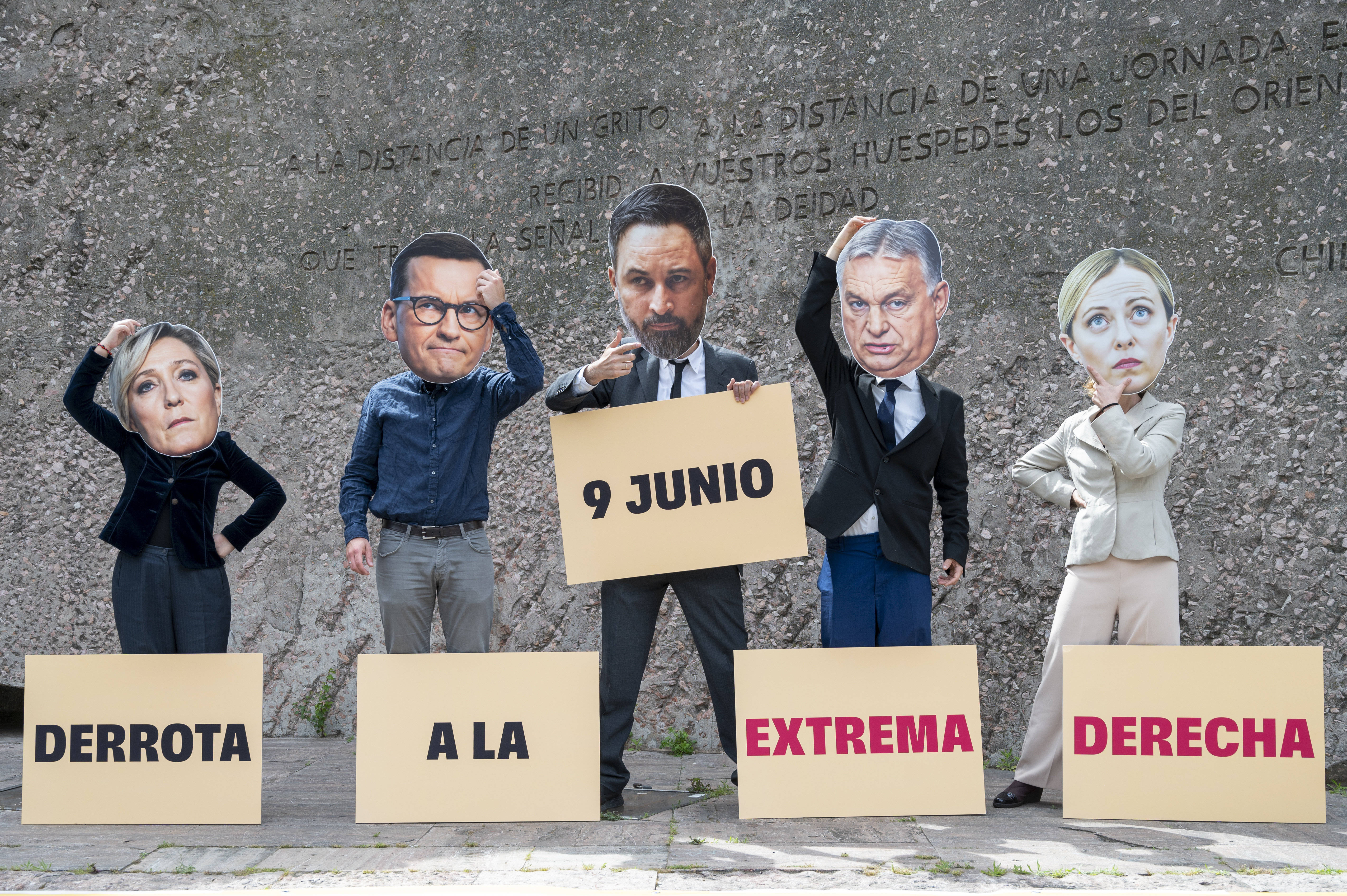 Im Vorfeld der Europawahl: Aktivist*innen protestieren in Madrid gegen die Rechtspopulist*innen Marine Le Pen, Mateusz Morawiecki, Santiago Abascal, Viktor Orbán und Giorgia Meloni.