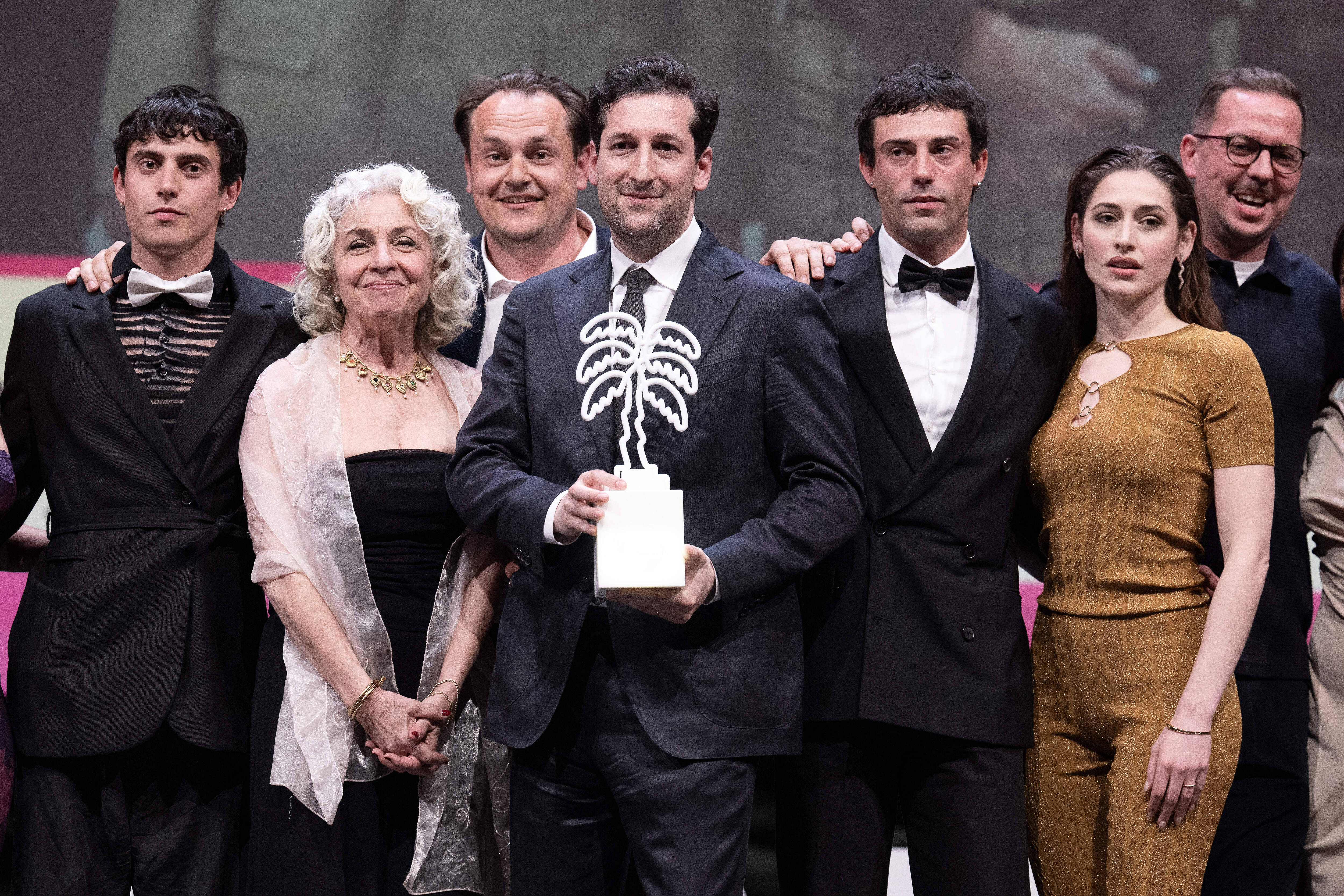 Serienschöpfer David Hadda (mitte) beim Internationalen Serienfestival in Cannes: Bereits im April wurde seine Serie „Die Zweiflers“ zur besten Serie des Jahres gekürt.
