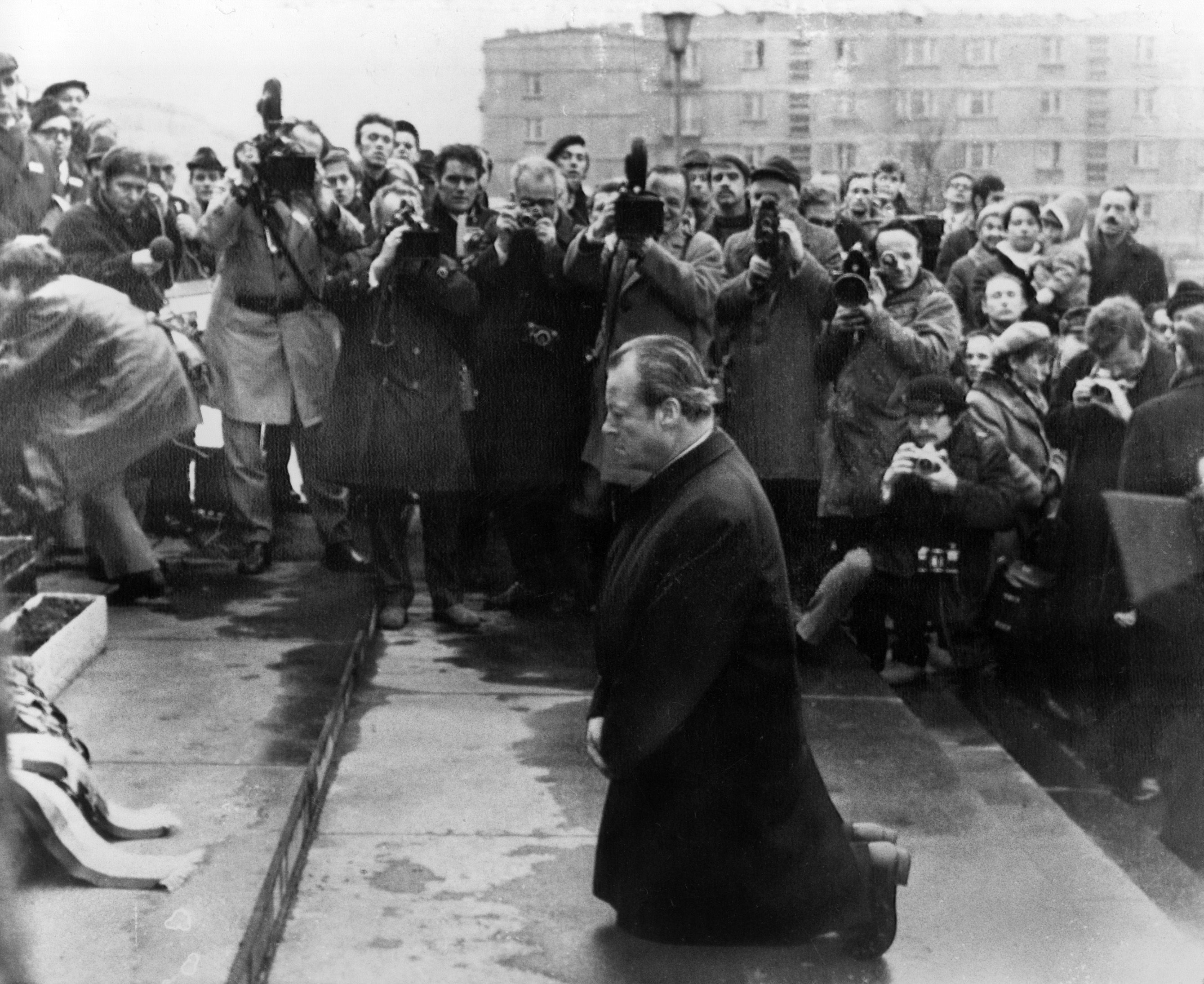 „Am Abgrund der deutschen Geschichte und unter der Last der Millionen Ermordeten tat ich, was Menschen tun, wenn die Sprache versagt.“ Willy Brandt am 7. Dezember 1970 in Warschau