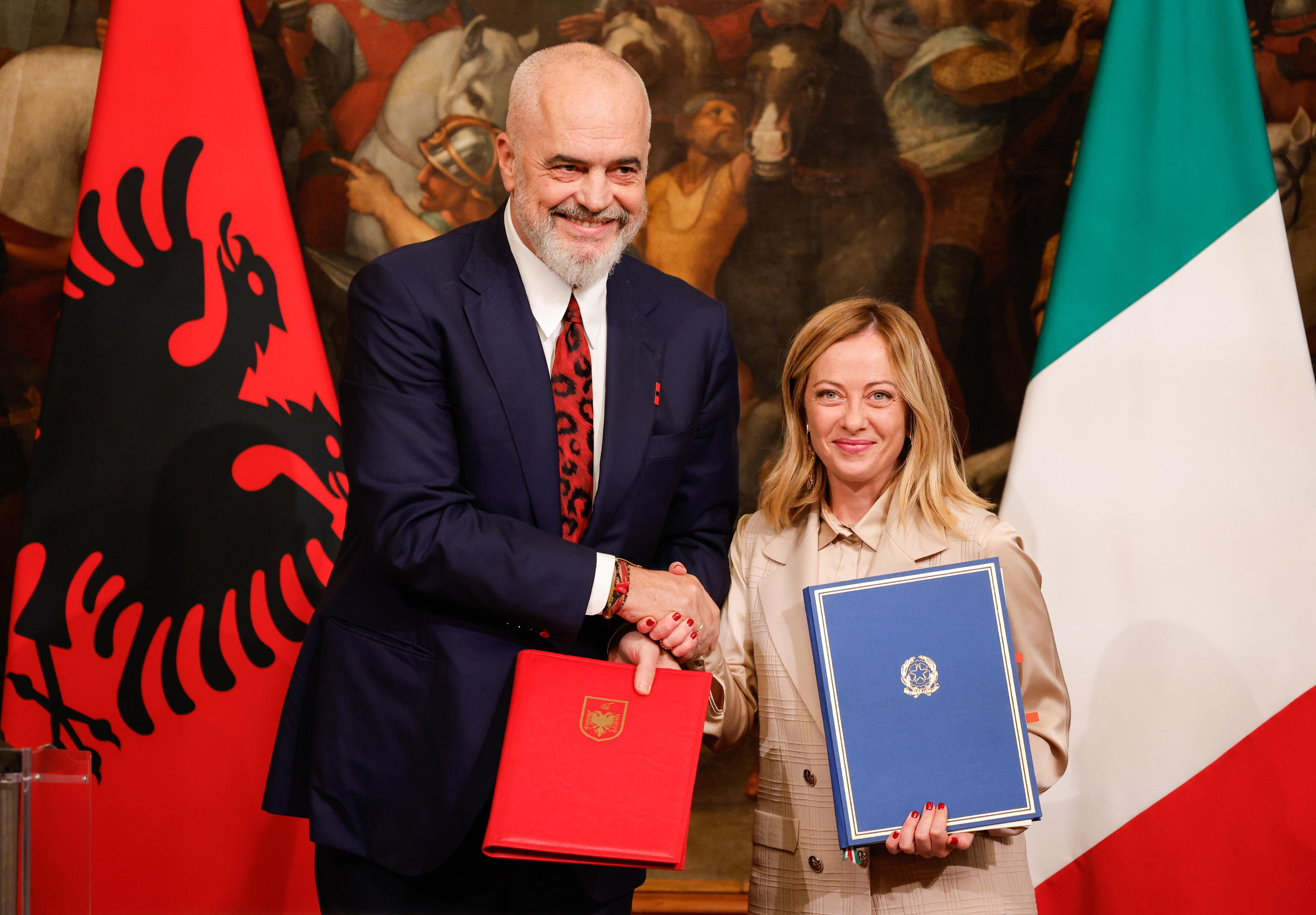 Unterzeichnen in Rom das albanisch-italienische Migrationsabkommen: die beiden Premierminister*innen Edi Rama und Giorgia Meloni.