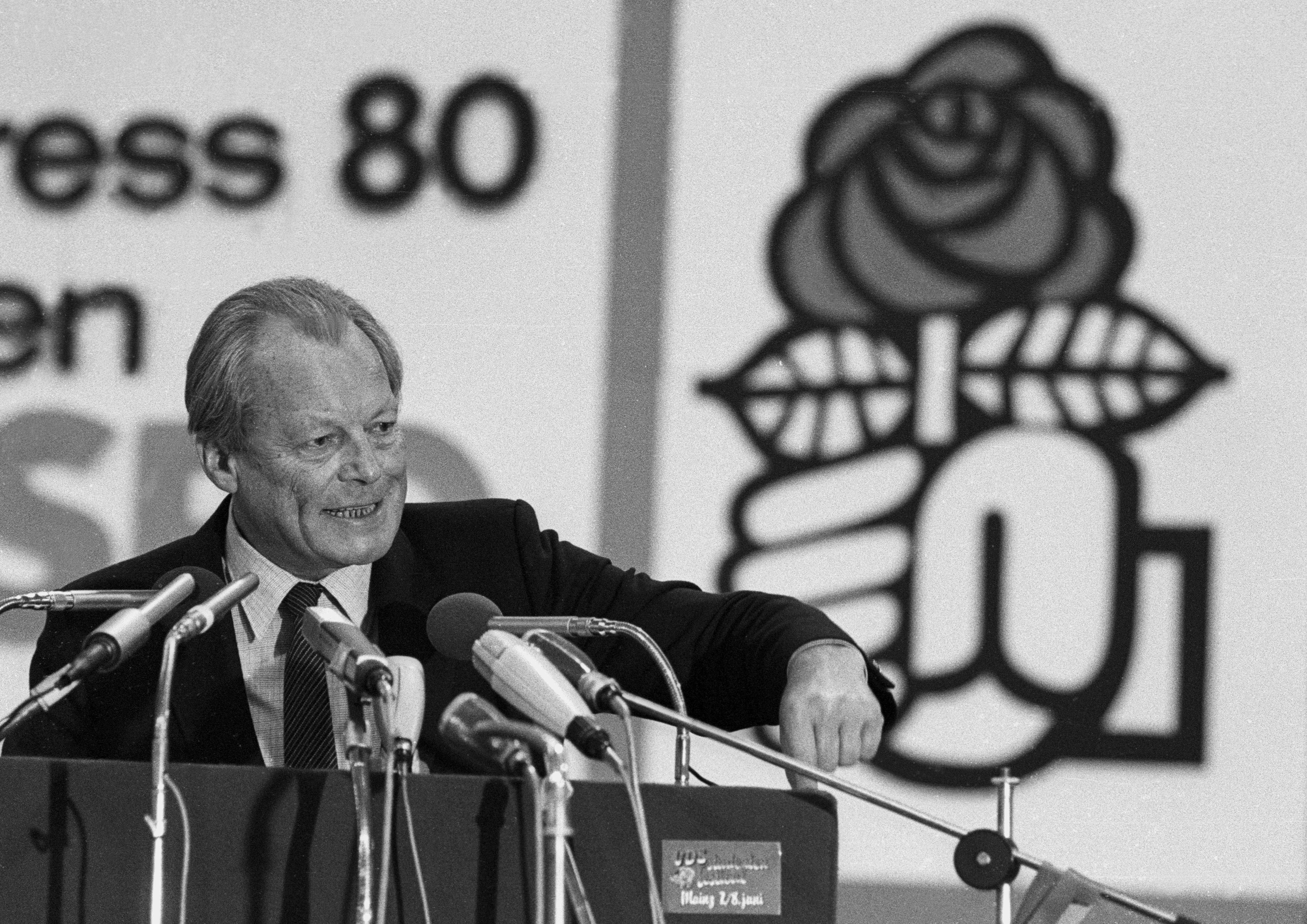 Willy Brandt beim Bundeskongress der Jusos 1980 in Hannover: Auch heute haben junge Menschen ganz genaue Vorstellungen davon, was „mehr Demokratie wagen“ bedeutet.