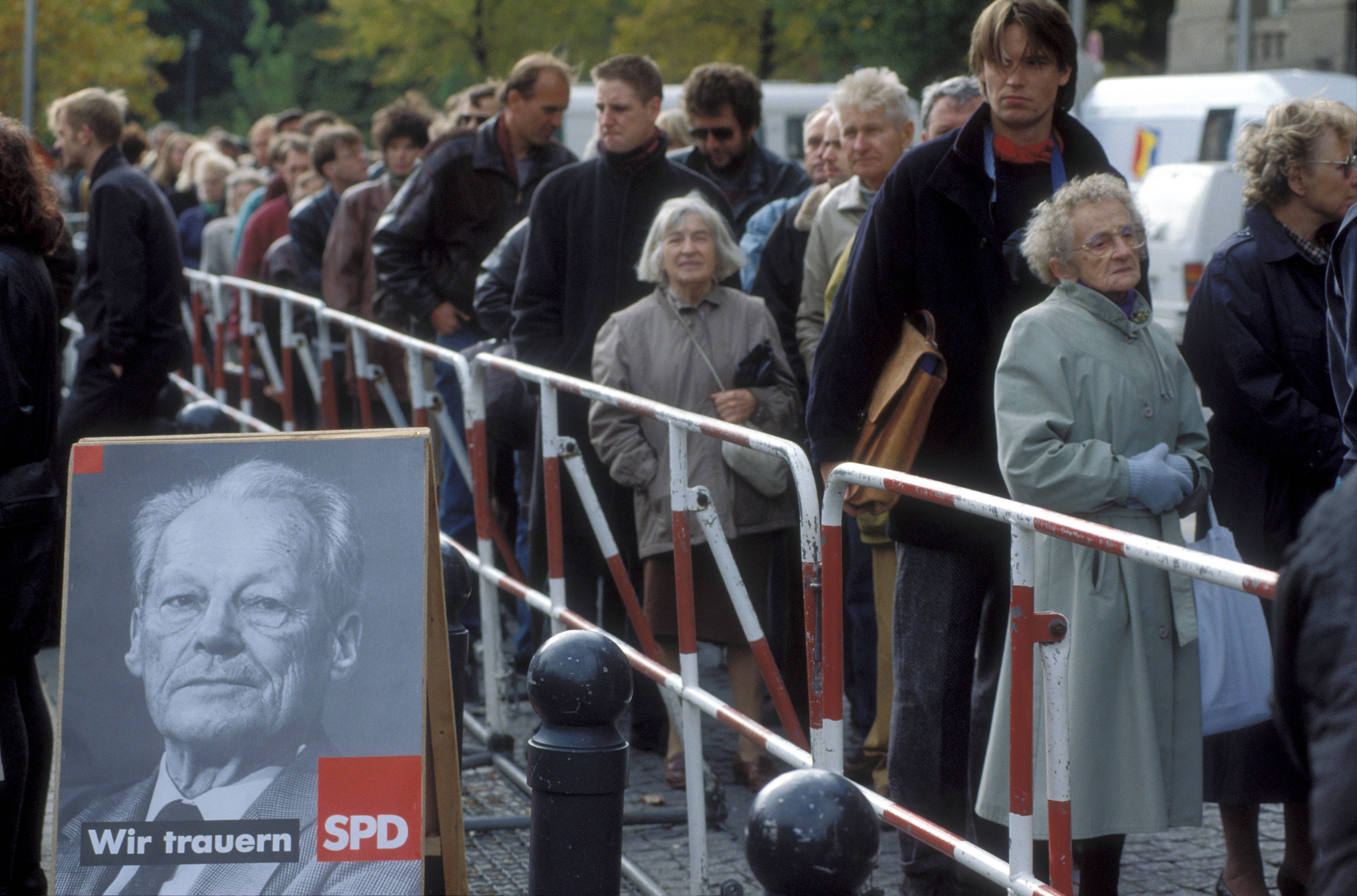Abschied von einem Idol: Berliner warten vor dem Rathaus Schöneberg, um Willy Brandt die letzte Ehre zu erweisen.