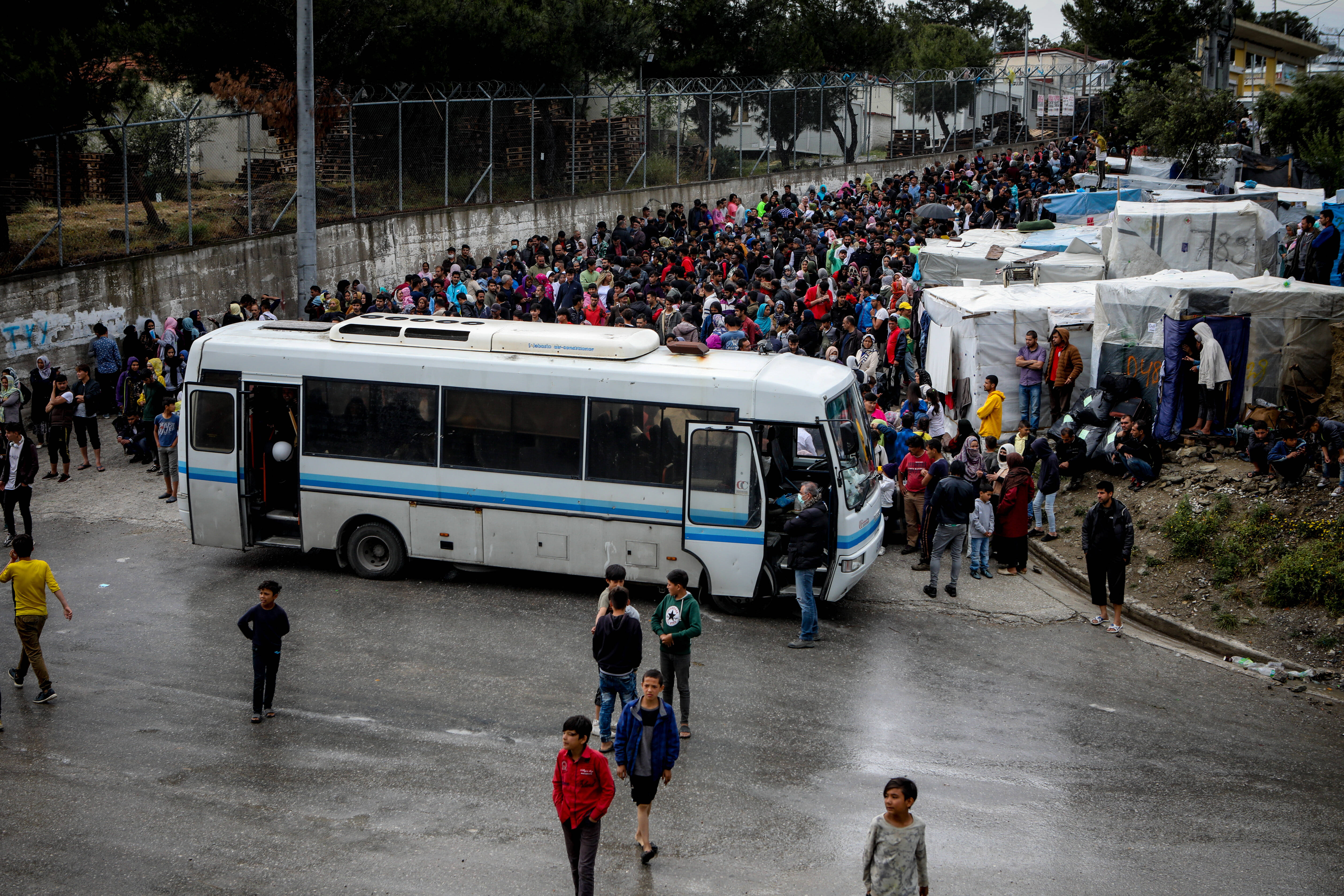 In Griechenland harren weiterhin tausende Geflüchtete in überfüllten Aufnahmelagern aus – trotz Corona-Pandemie.