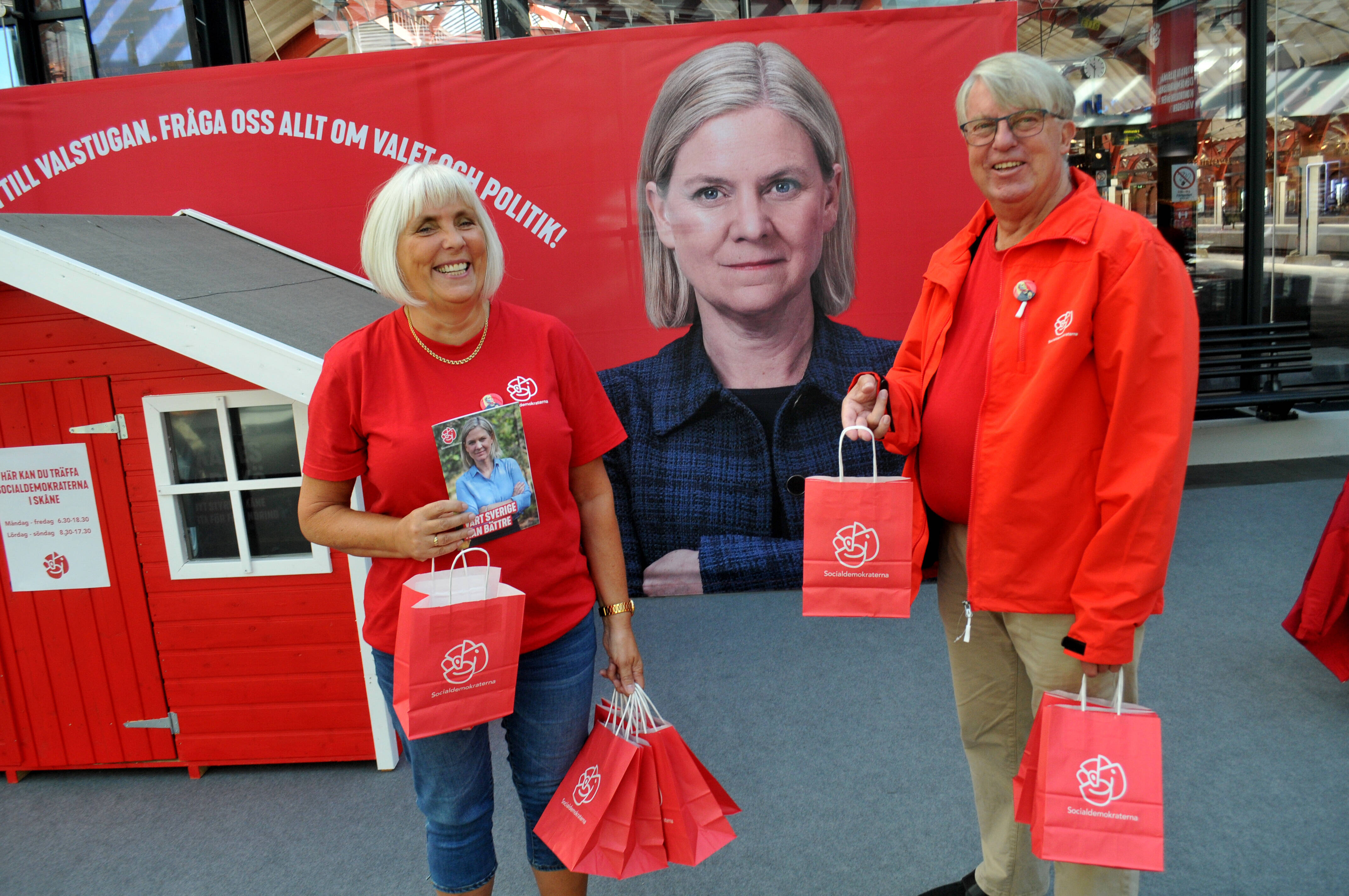 Wahlkampf-Stand der schwedischen Sozialdemokraten: Hoffen auf den „Magdalena Effekt“