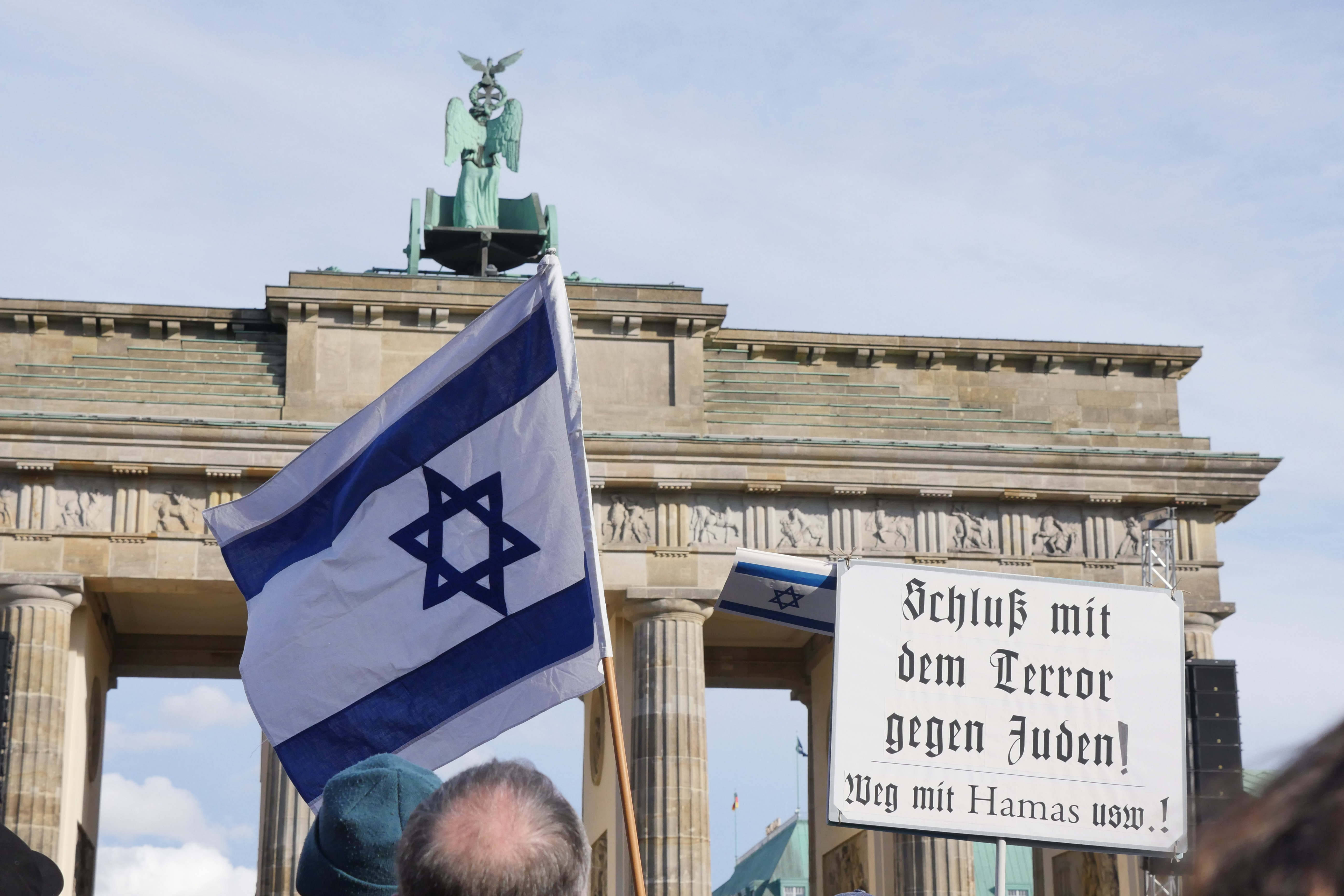 Demonstration gegen Antisemitismus vor dem Brandenburger Tor in Berlin.