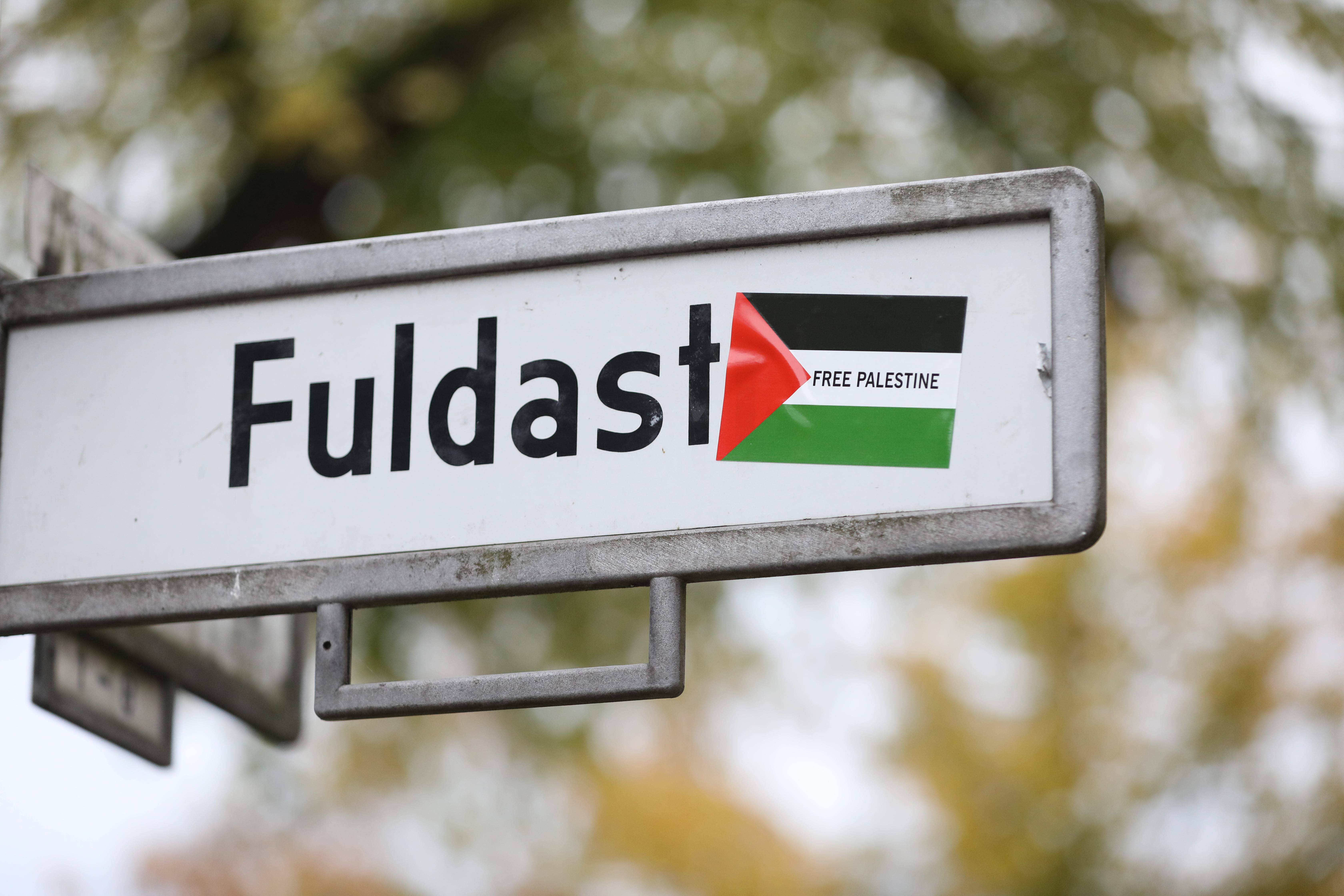 Überklebtes Straßenschild in Berlin-Neukölln: Der Nahost-Konflikt wird auch in Deutschland sichtbar.